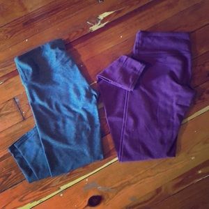 alo yoga leggings in grey and maroon